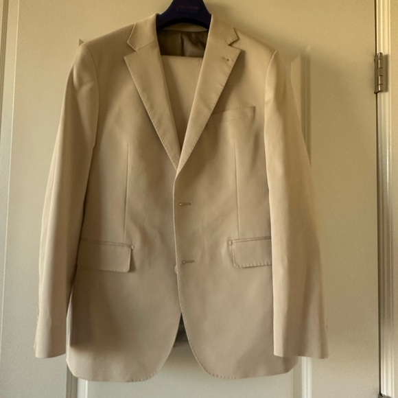 Elegant Men's Beige Suit